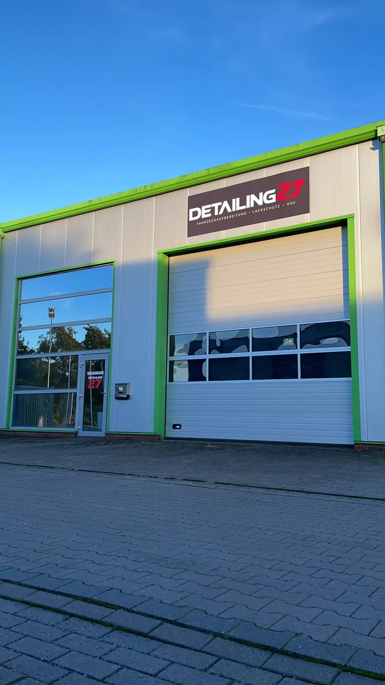 Außenansicht der Detailing27 Halle in Hude mit Logo über dem Rolltor