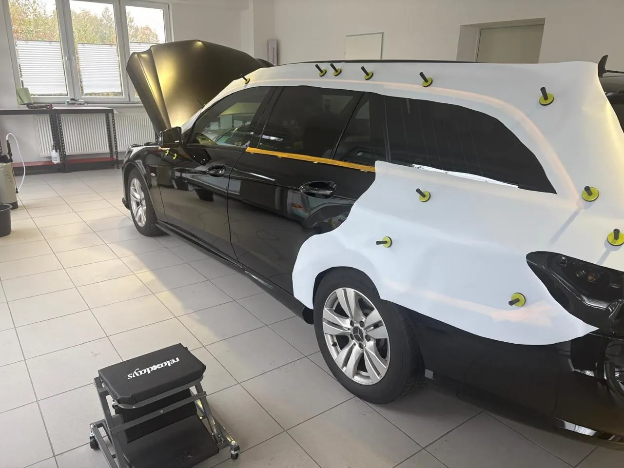 Mercedes E-Klasse T-Modell während der Fahrzeugfolierung in unserer Halle in Hude