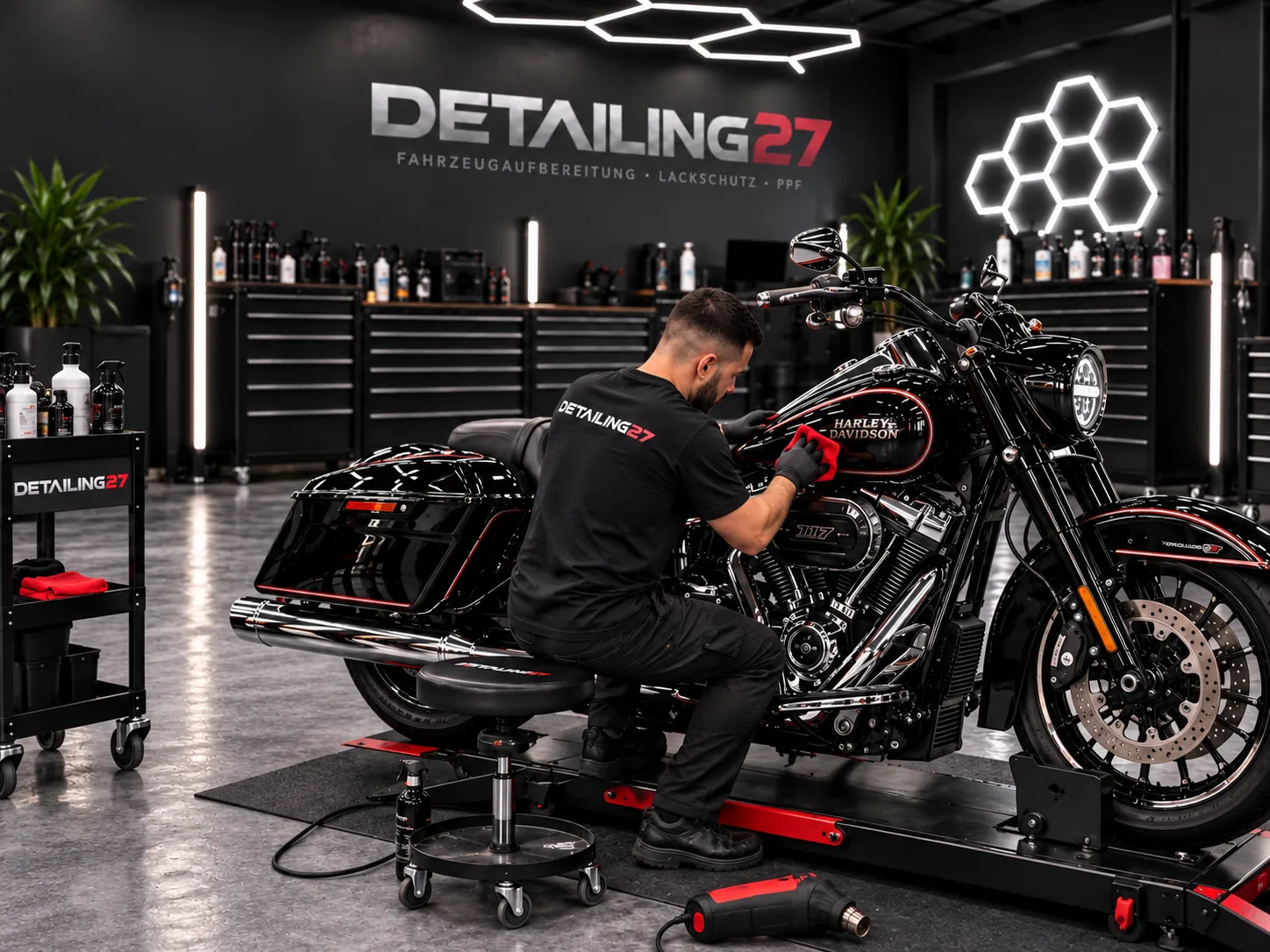 Motorradaufbereitung: Tank einer schwarzen Harley-Davidson wird von Hand gepflegt