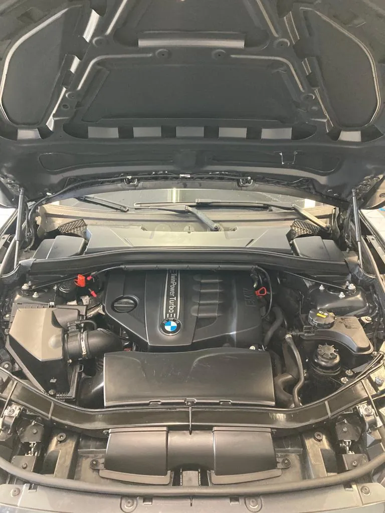 Motorraum eines BMW – nachher