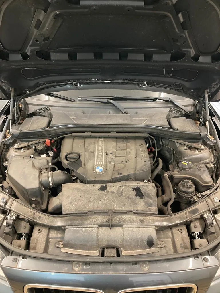 Motorraum eines BMW – vorher