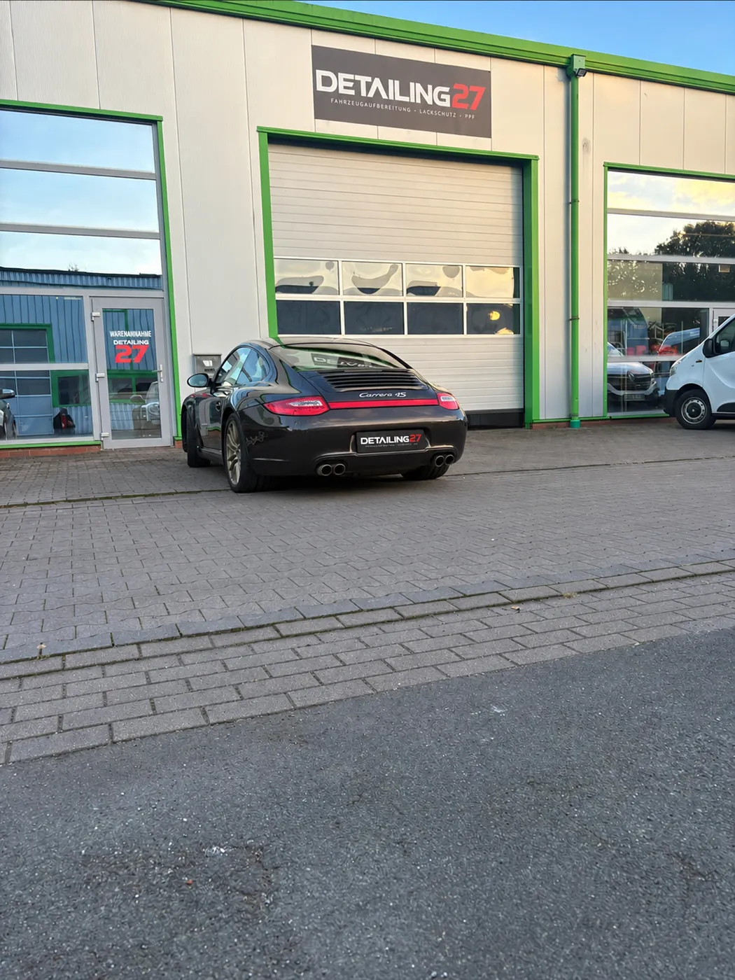 Porsche 911 Carrera 4S vor der Detailing27 Halle in Hude